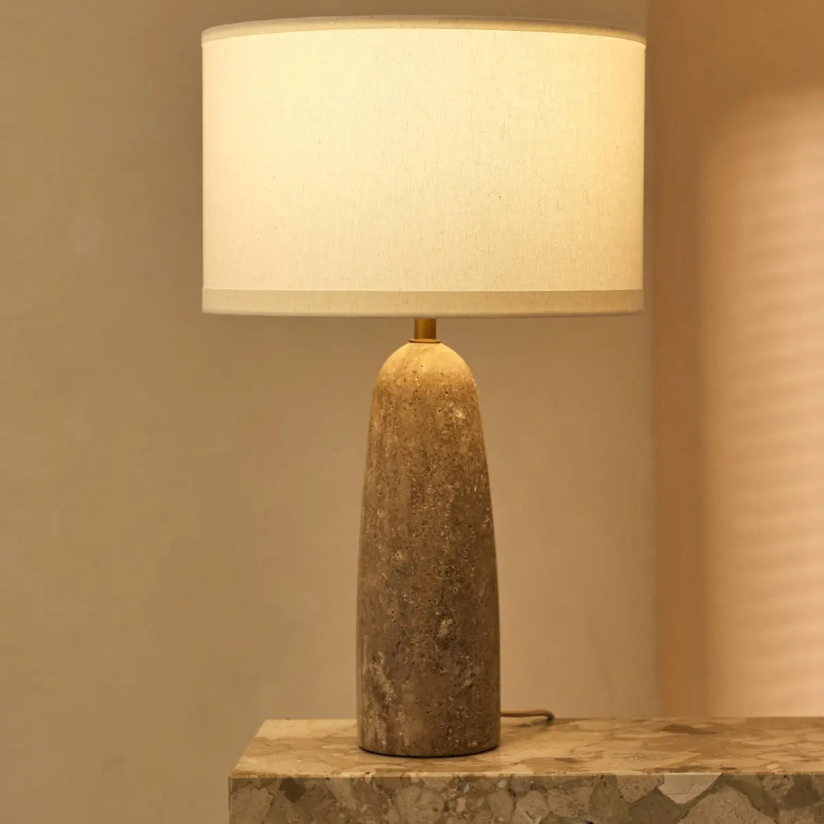 Isla Travertine Lamp with Cotton Shade – Elegant and Timeless Tavellio