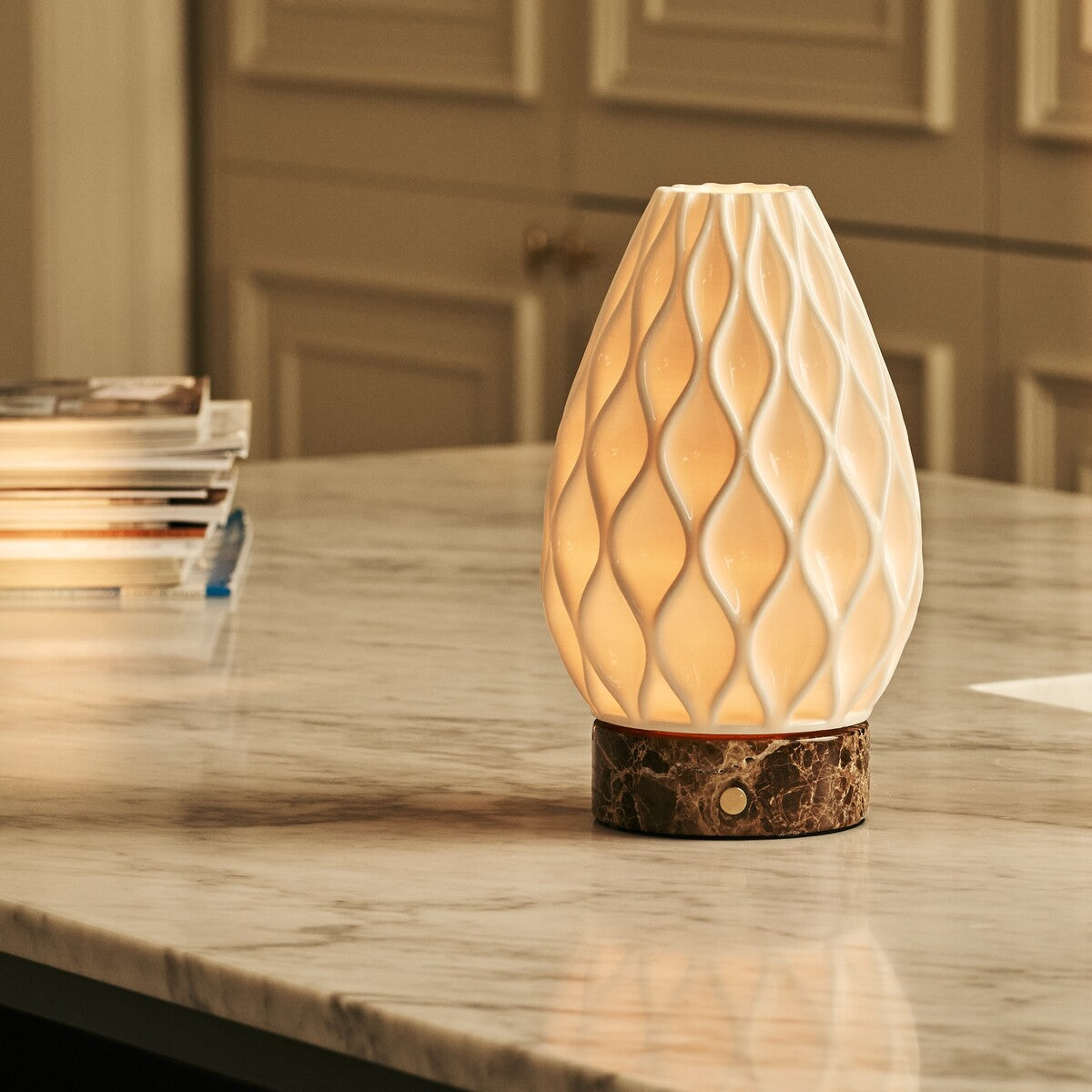 Vela Dark Brown – Emperador Dark Marble Cordless Table Lamp | 3D-Printed Porcelain, Dimmable & Up to 100 Hours of Battery Life