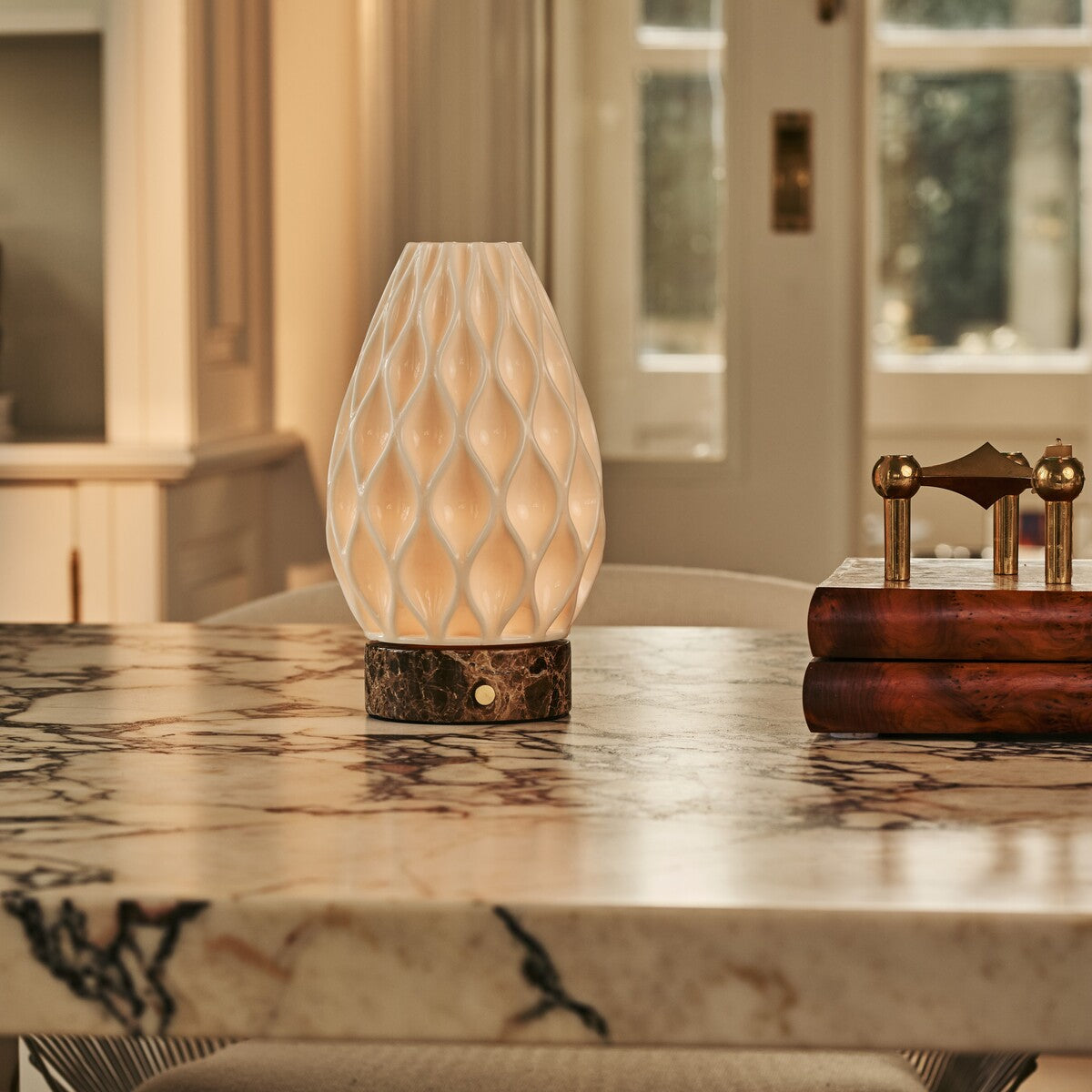 Vela Dark Brown – Emperador Dark Marble Cordless Table Lamp | 3D-Printed Porcelain, Dimmable & Up to 100 Hours of Battery Life