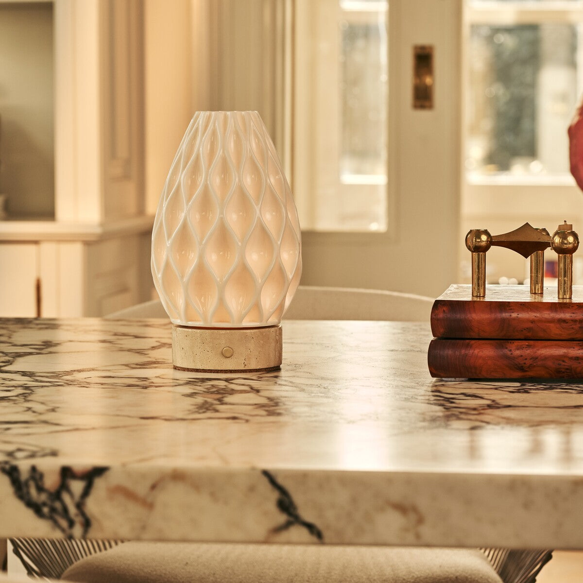 Vela Beige – Travertino Classico Travertine Cordless Table Lamp | 3D-Printed Porcelain, Dimmable & Up to 100 Hours of Battery Life
