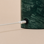 Close-up van de USB-oplaadkabel in de Verde Alpi marmeren voet van de oplaadbare Dou Small tafellamp