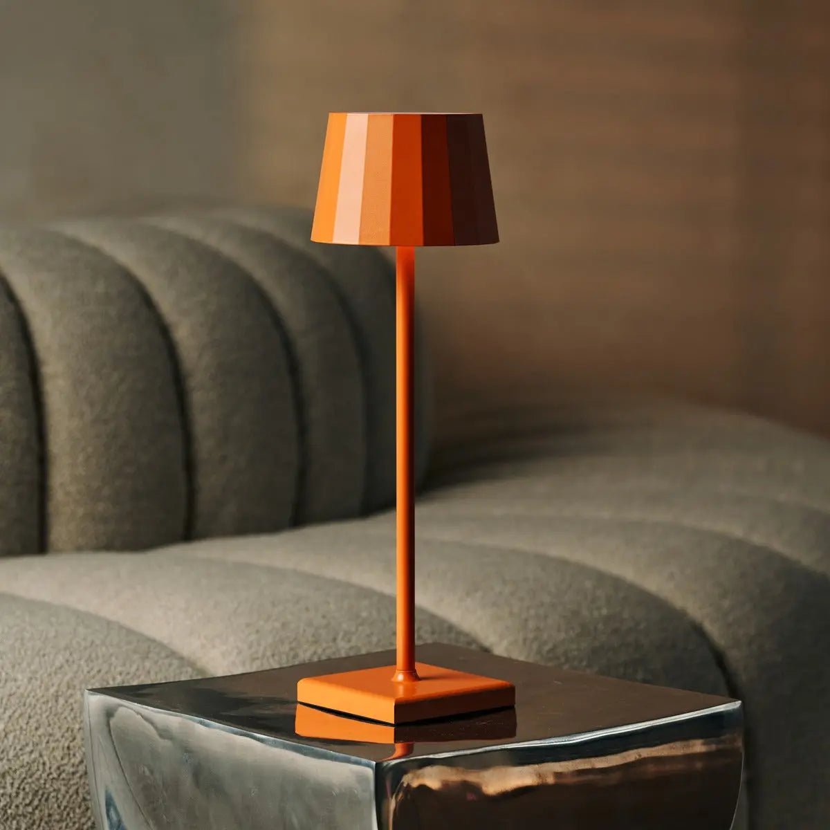 Wouter Orange Blossom Rechargeable Table Lamp – Wireless Charging, Dimmable, 120-Hour Battery Life Tavellio