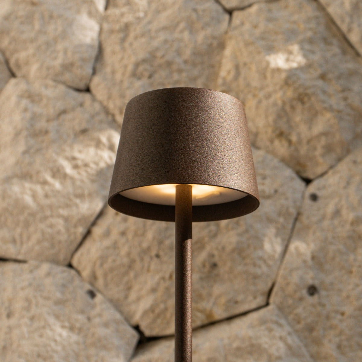 Vondel Mocha Brown Rechargeable and Cordless Lamp Perfect for Hospitality Industry – Wirelessly Rechargeable via Charging Station Tavellio
