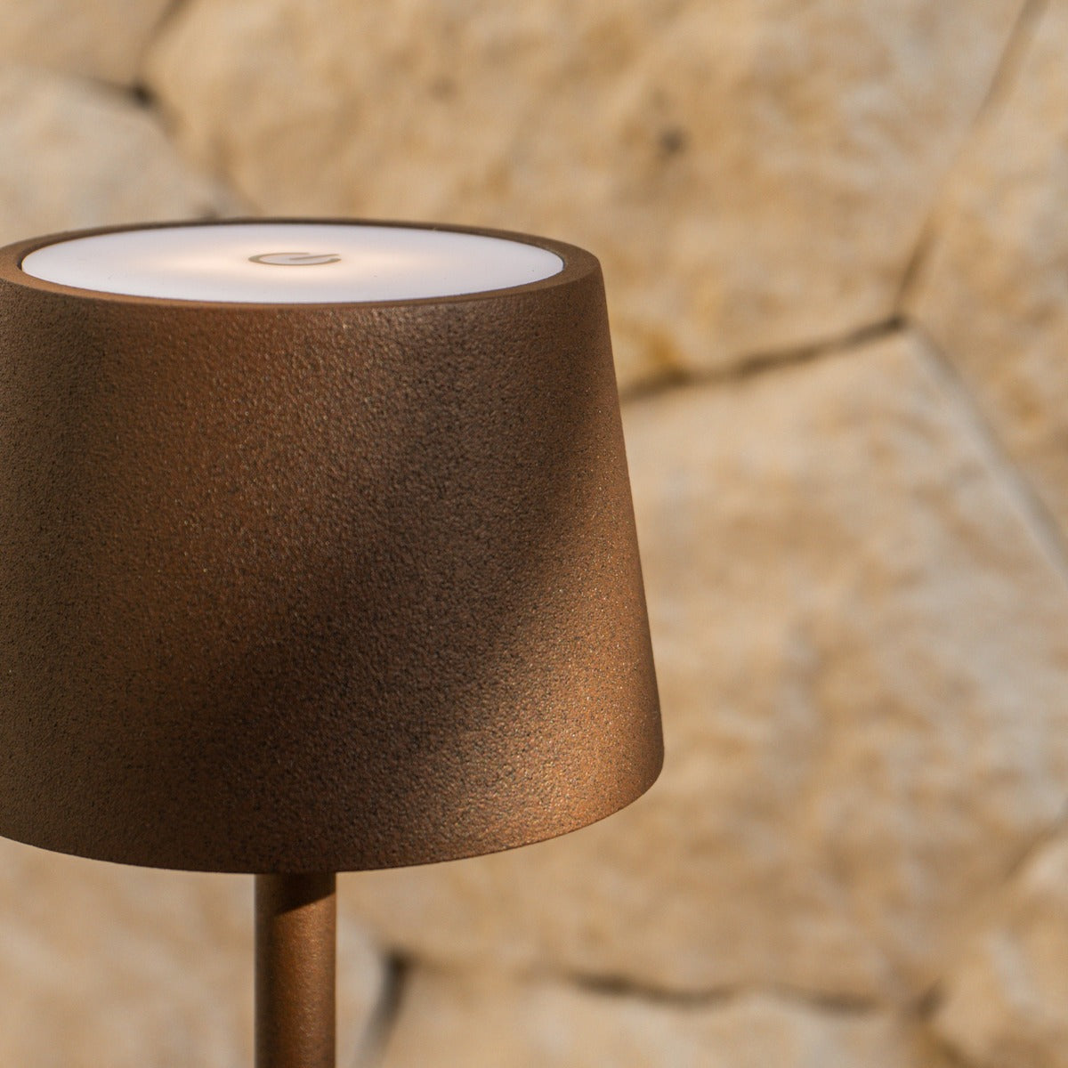 Vondel Mocha Brown Rechargeable and Cordless Lamp Perfect for Hospitality Industry – Wirelessly Rechargeable via Charging Station Tavellio