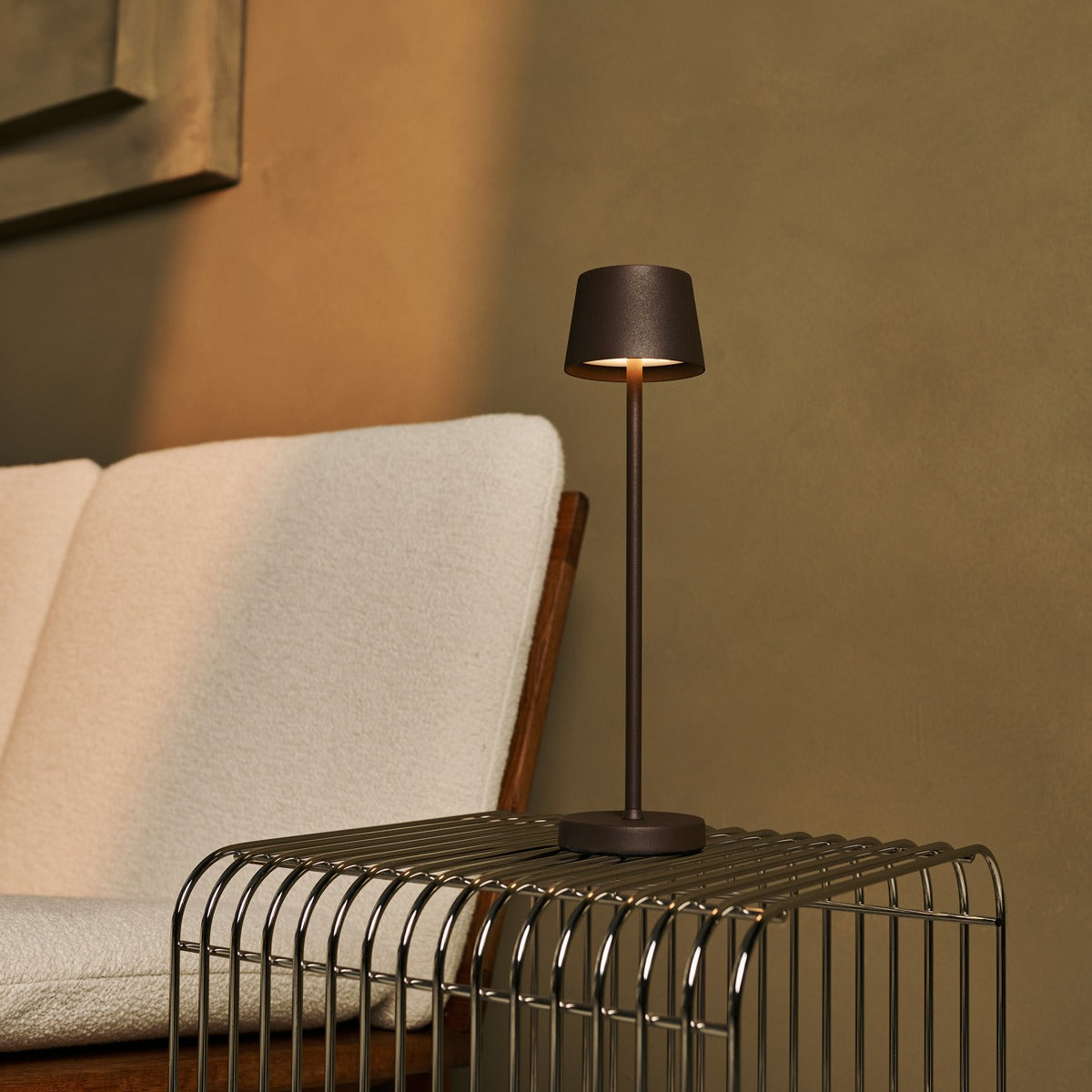 Vondel Mocha Brown Rechargeable and Cordless Lamp Perfect for Hospitality Industry – Wirelessly Rechargeable via Charging Station Tavellio
