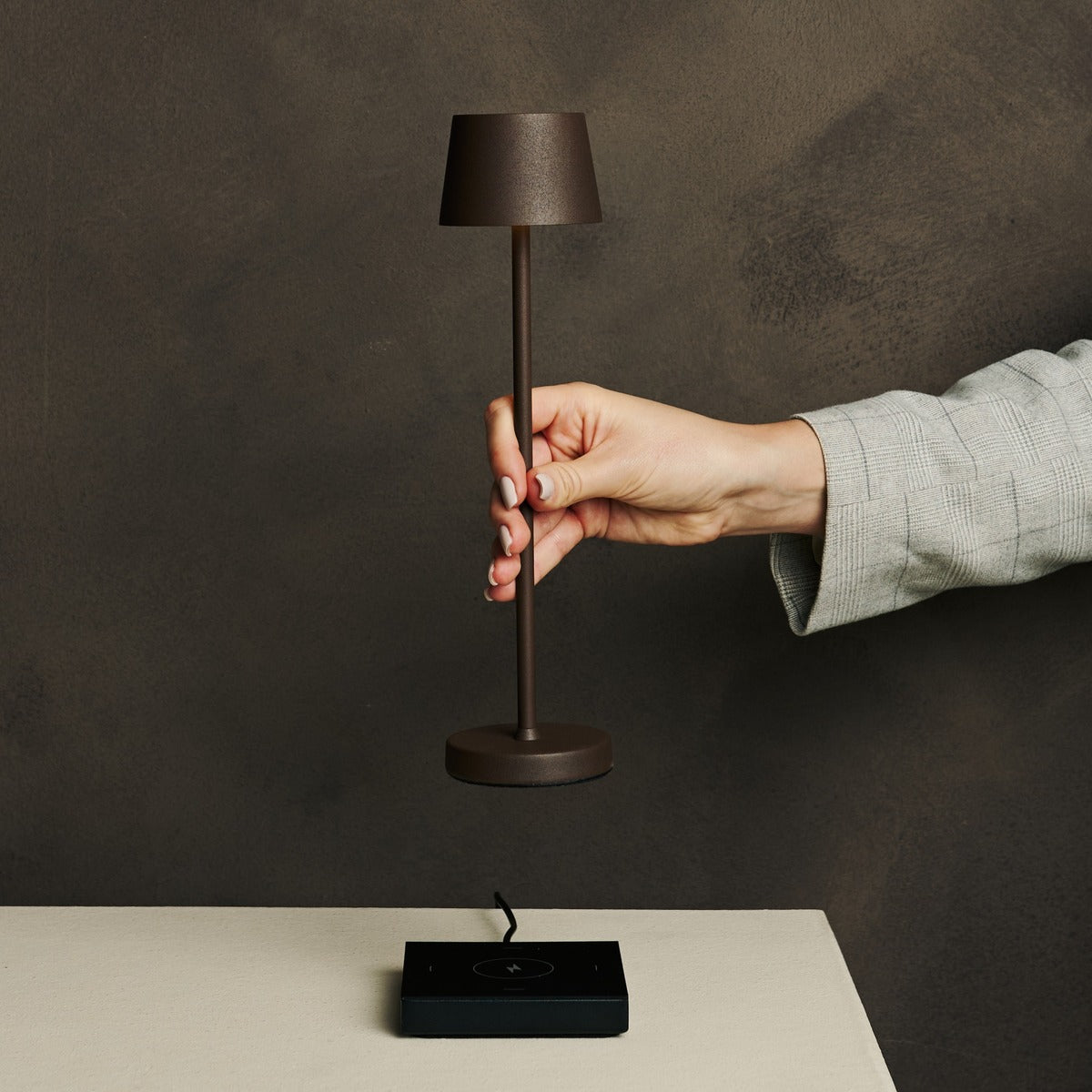 Vondel Mocha Brown Rechargeable and Cordless Lamp Perfect for Hospitality Industry – Wirelessly Rechargeable via Charging Station Tavellio