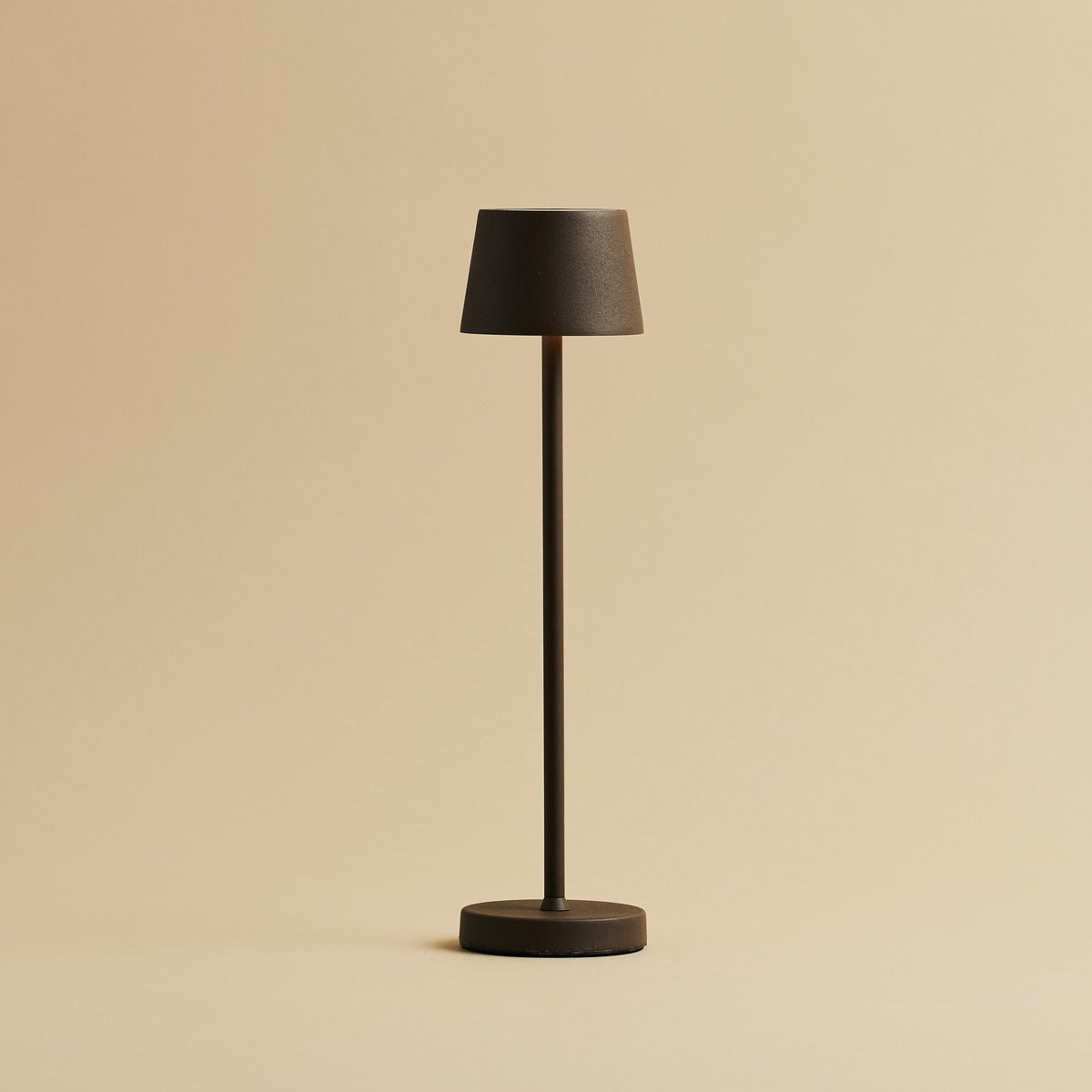 Combi Set Professional – 8 x Vondel Mini Mocha Brown Rechargeable Table Lamps & 1 x Central Station Wireless Charging Station with Q1-Technology – Perfect for Restaurants, Hospitality & Hotels Tavellio