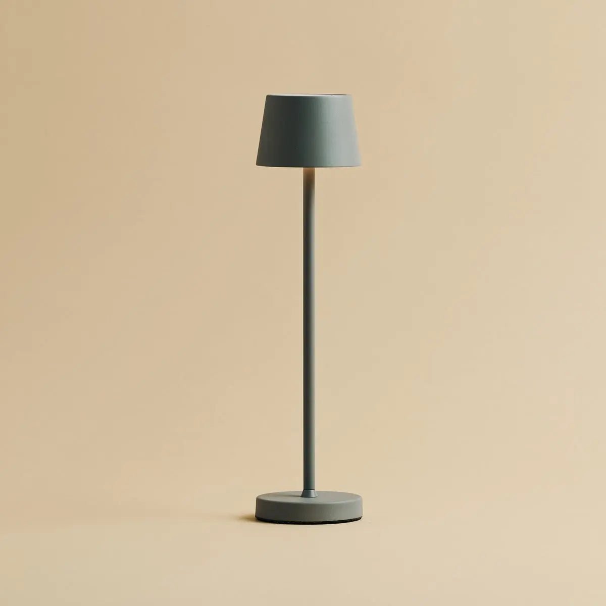Combi Set Professional – 8 x Vondel Mini Mouse Grey Rechargeable Table Lamps & 1 x Central Station Wireless Charging Station with Q1-Technology – Perfect for Restaurants, Hospitality & Hotels Tavellio