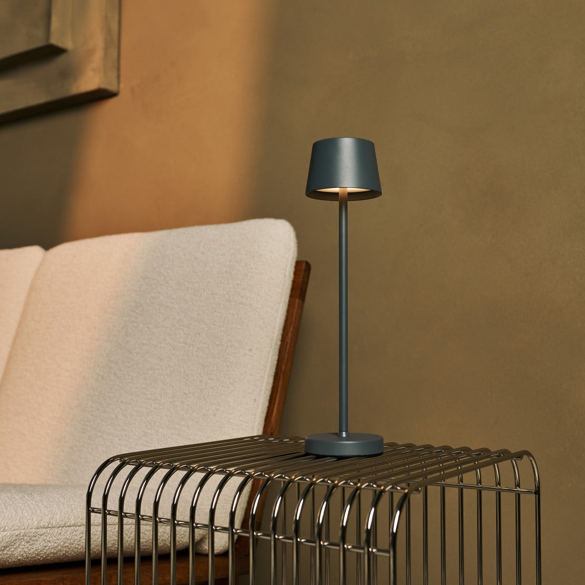 Combi Set Professional – 8 x Vondel Mini Stone Grey Rechargeable Table Lamps & 1 x Central Station Wireless Charging Station with Q1-Technology – Perfect for Restaurants, Hospitality & Hotels Tavellio