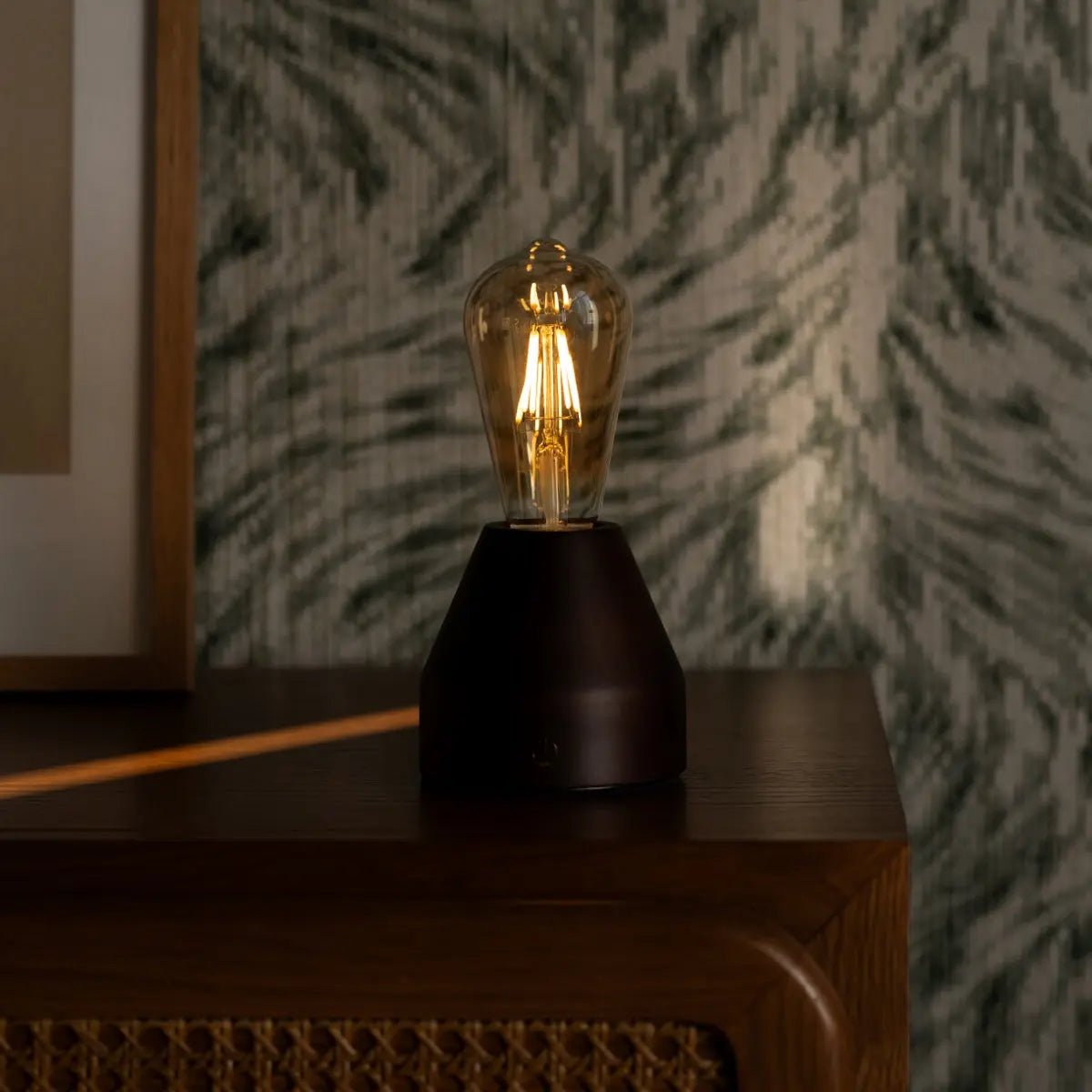 Zavi Dark Brown Rechargeable LED Table Lamp – Cordless, Dimmable, 80-Hour Battery Tavellio