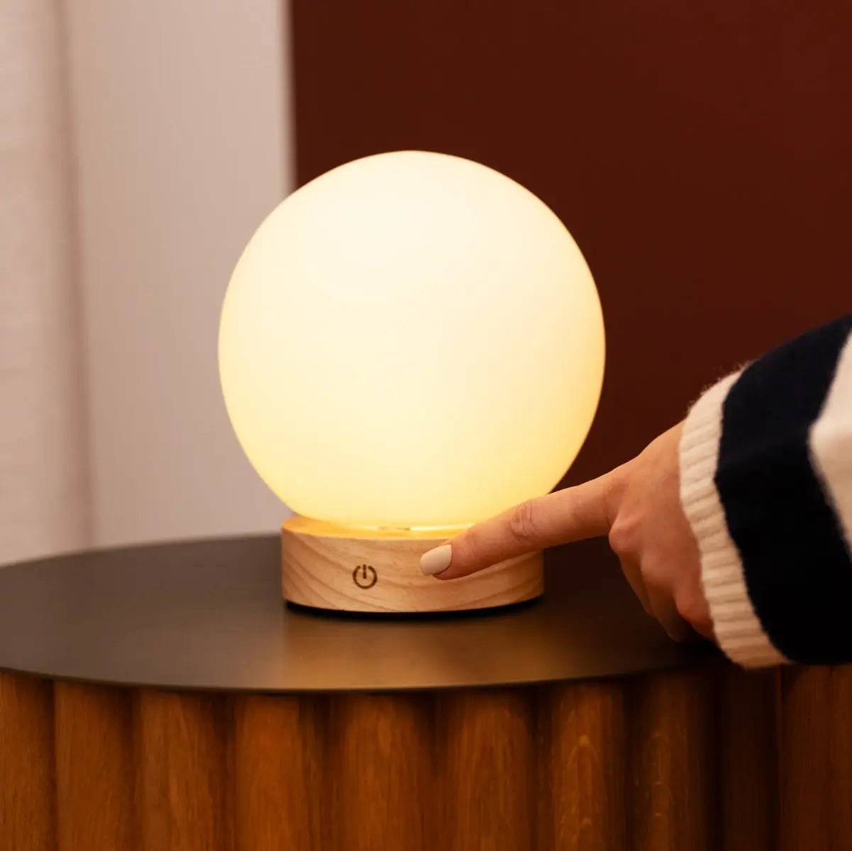 Flore Light Brown Wooden Lamp with Glass Bulb – Rechargeable & Dimmable Cordless Light Tavellio