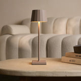 Ensemble combiné professionnel – 8 lampes de table rechargeables Wouter Brun Taupe et 1 station de charge sans fil centrale avec technologie Qi – Idéal pour les restaurants, l'hôtellerie et les hôtels