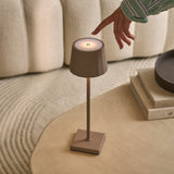 Ensemble combiné professionnel – 8 lampes de table rechargeables Wouter Brun Taupe et 1 station de charge sans fil centrale avec technologie Qi – Idéal pour les restaurants, l'hôtellerie et les hôtels
