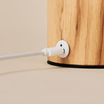 Alba Light Brown lampe de table rechargeable Tavellio – gros plan sur le port de charge USB-C dans le socle en bois clair