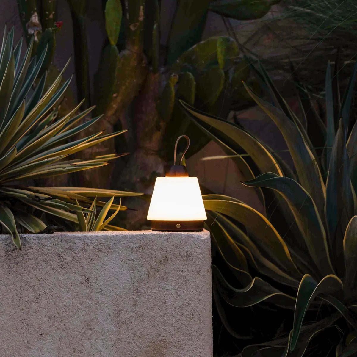 Liv Dark Brown Rechargeable Lamp – Leather Strap, Dimmable, 3 Light Modes, Cordless Tavellio