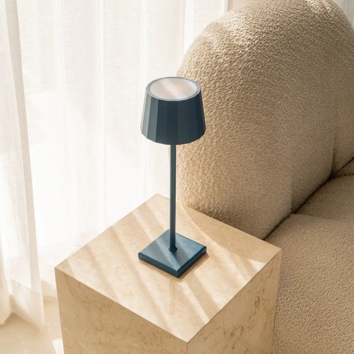 Wouter Delftware Blue Rechargeable Table Lamp – Wireless Charging, Dimmable, 120-Hour Battery Life Tavellio