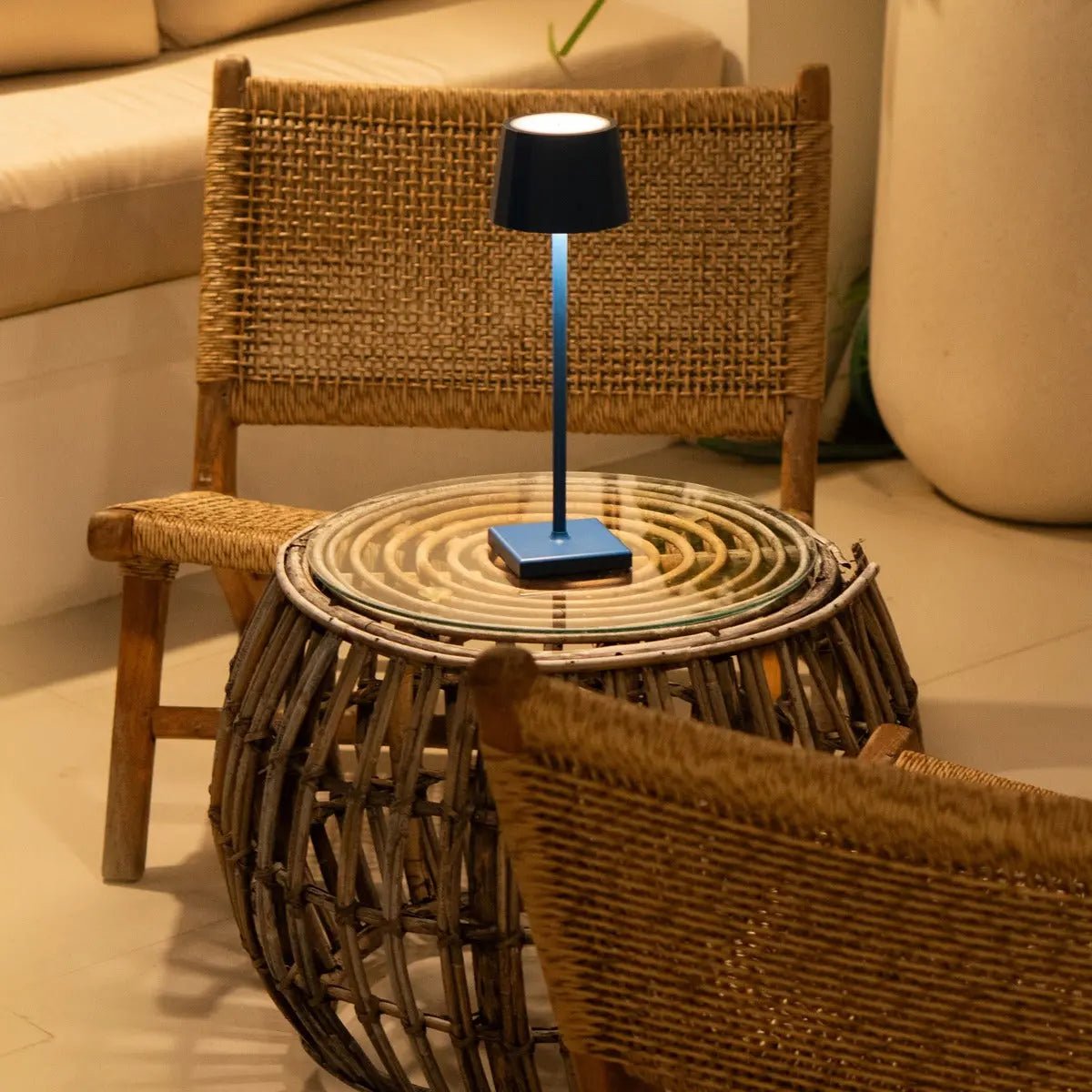 Wouter Delftware Blue Rechargeable Table Lamp – Wireless Charging, Dimmable, 120-Hour Battery Life Tavellio
