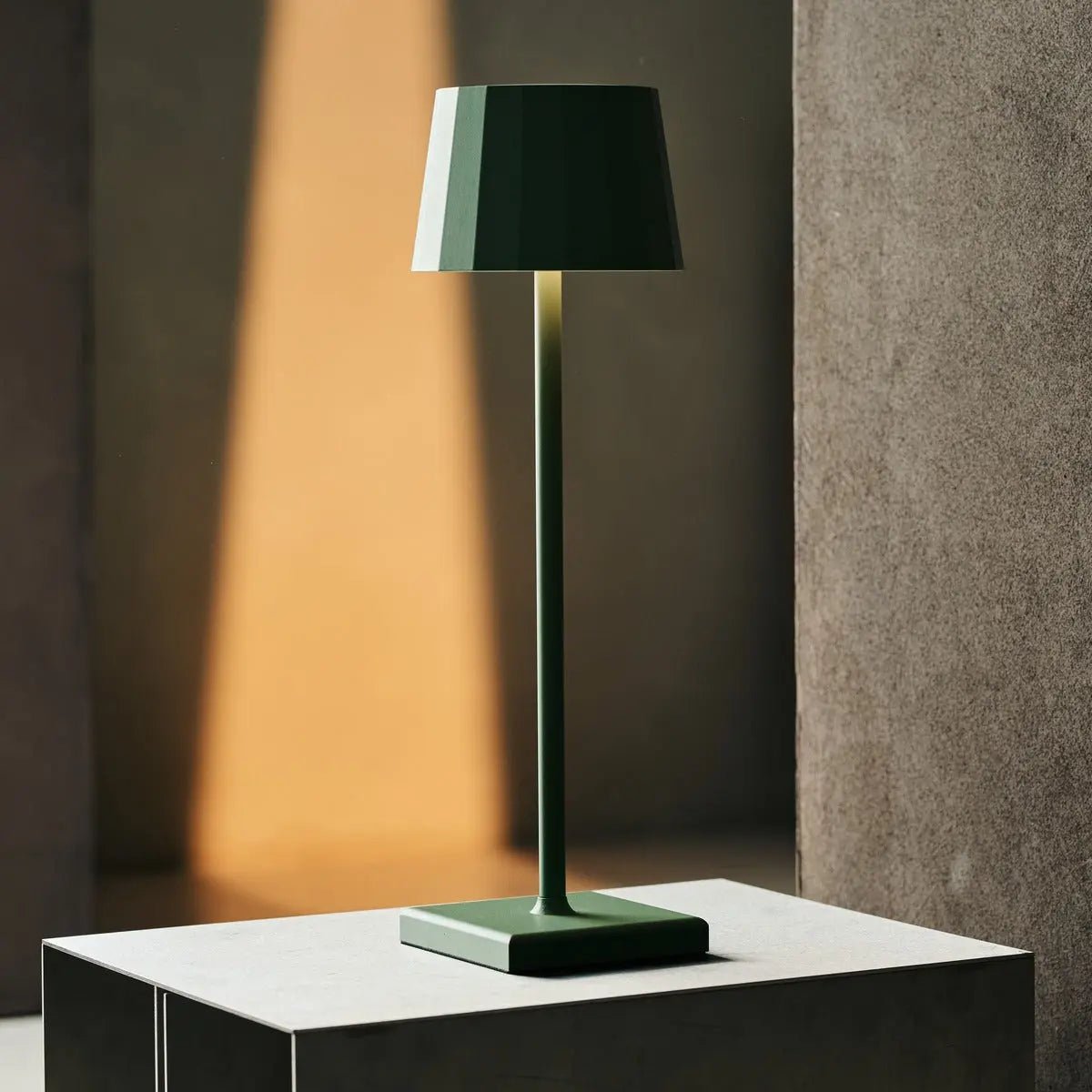 Wouter Sage Green Rechargeable Table Lamp – Wireless Charging, Dimmable, 120-Hour Battery Life Tavellio