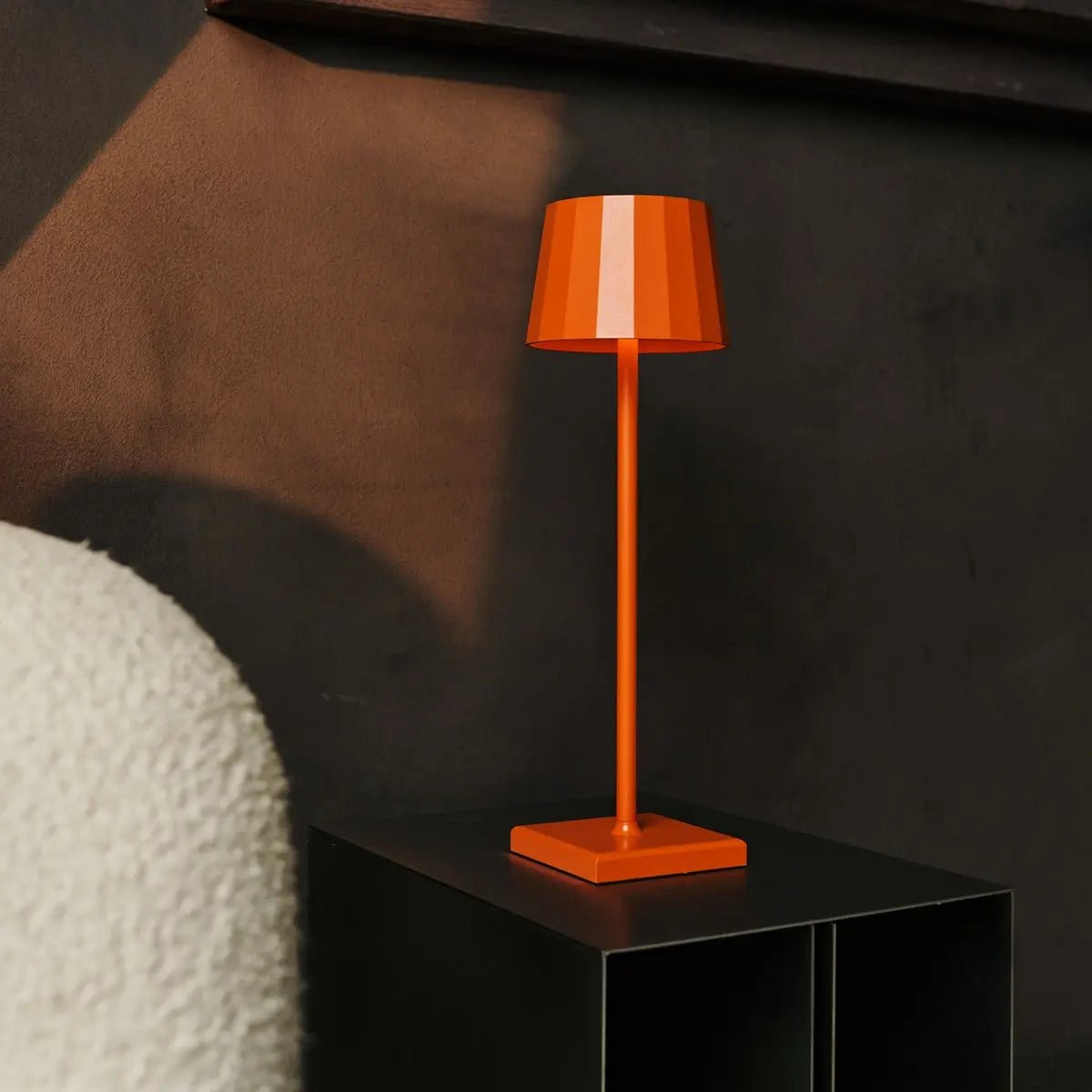 Wouter Orange Blossom Rechargeable Table Lamp – Wireless Charging, Dimmable, 120-Hour Battery Life Tavellio