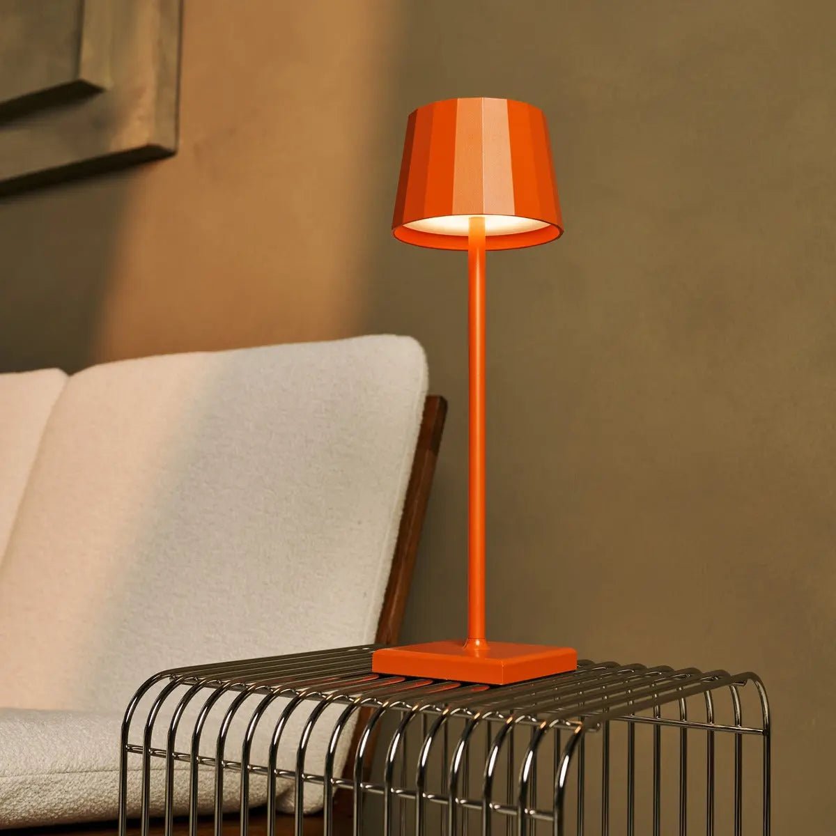 Wouter Orange Blossom Rechargeable Table Lamp – Wireless Charging, Dimmable, 120-Hour Battery Life Tavellio