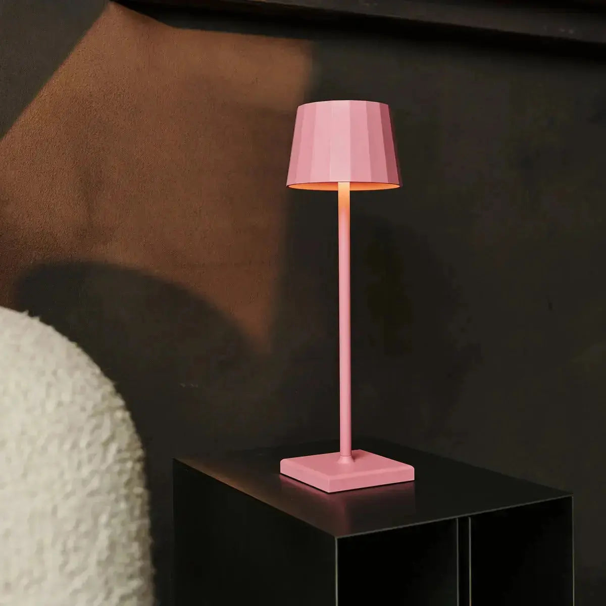 Wouter Flamingo Pink Rechargeable Table Lamp – Wireless Charging, Dimmable, 120-Hour Battery Life Tavellio