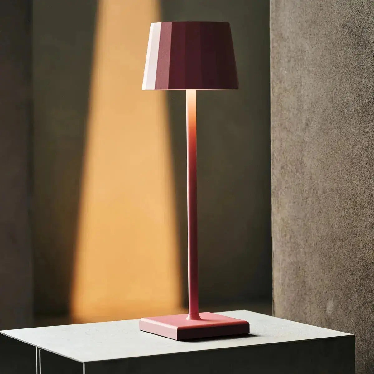 Wouter Flamingo Pink Rechargeable Table Lamp – Wireless Charging, Dimmable, 120-Hour Battery Life Tavellio