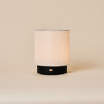Tafellamp oplaadbaar Dick Small in zwart met linnen kap, studio-opname op beige achtergrond