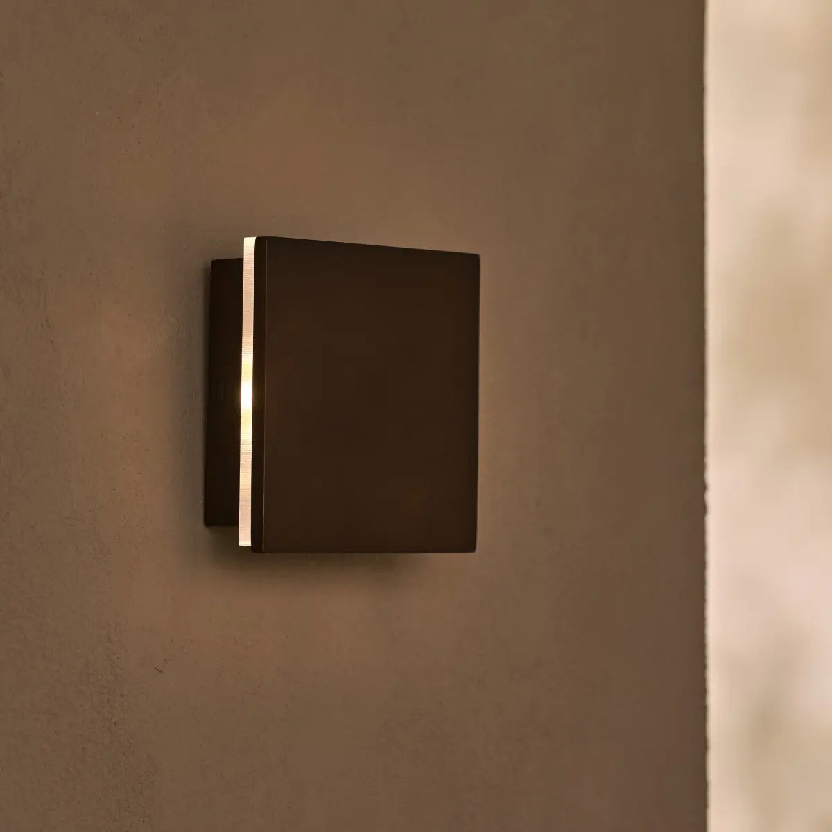 Lane Donkerbruin draadloze wandlamp, oplaadbaar, dimbaar, van natuurlijk hout, 5000K wit licht Tavellio